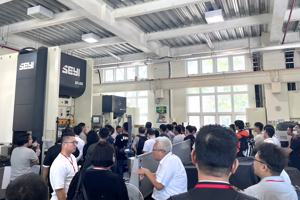 2026伺服成型與智慧製造研討會下午場次，與會貴賓參訪工廠現場，高科大前瞻金屬成形技術研究發展中心林栢村主任解說「沖壓成形場域」之應用情形。
