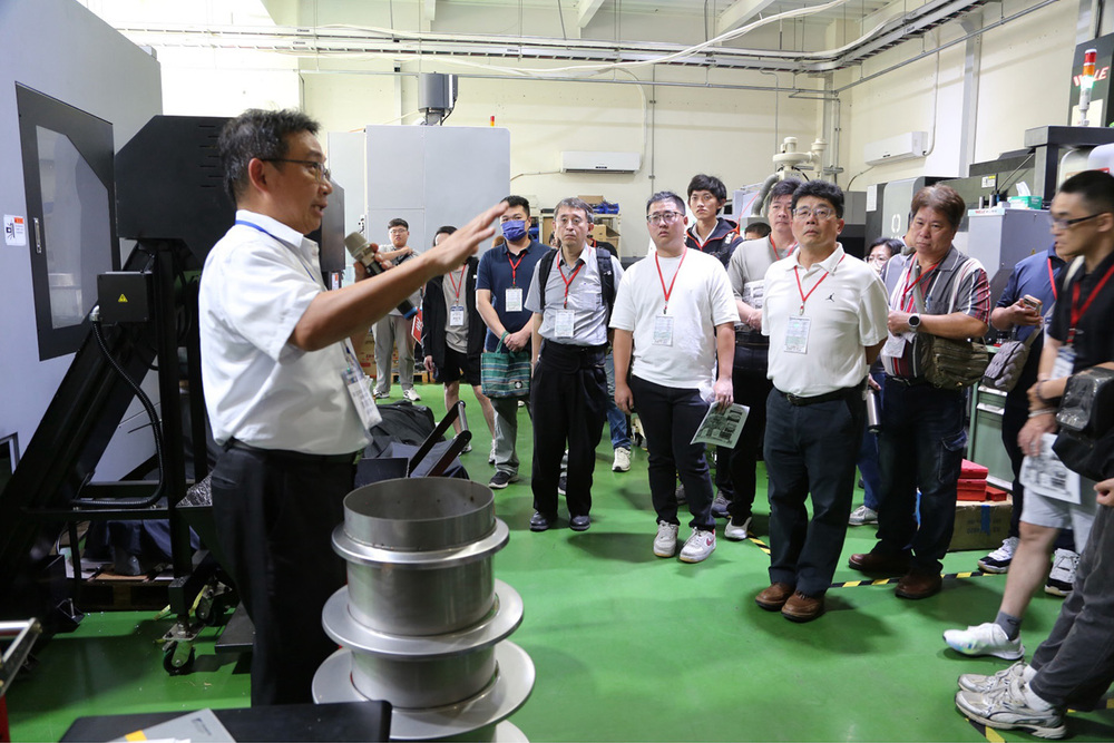 與會貴賓參訪高科大前瞻金屬成形技術研究發展中心，郭峻志教授(圖左)介紹「加工製造」實作場域之運作情形。