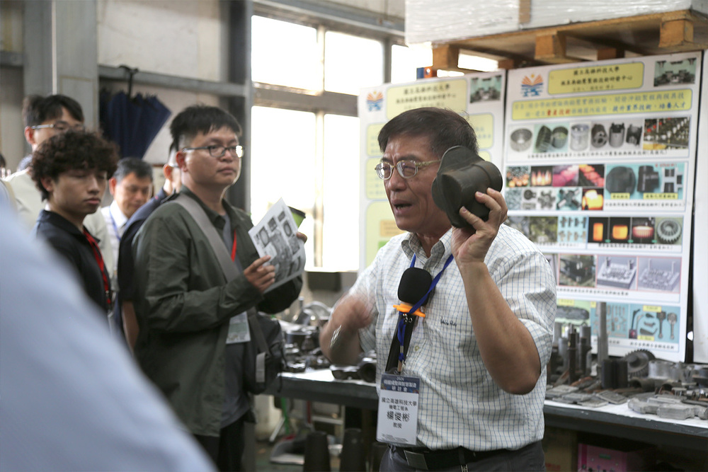 與會貴賓參訪工廠現場，高科大前瞻金屬成形技術研究發展中心楊俊彬教授（圖右）介紹「鍛造場域」實作場域之運作情形。
