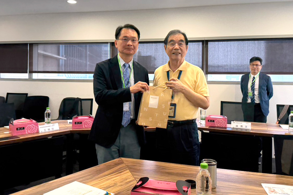 高科大校長吳忠信（左）與光寶科技創辦人宋恭源（右）交流並互贈紀念品，象徵雙方建立合作契機。