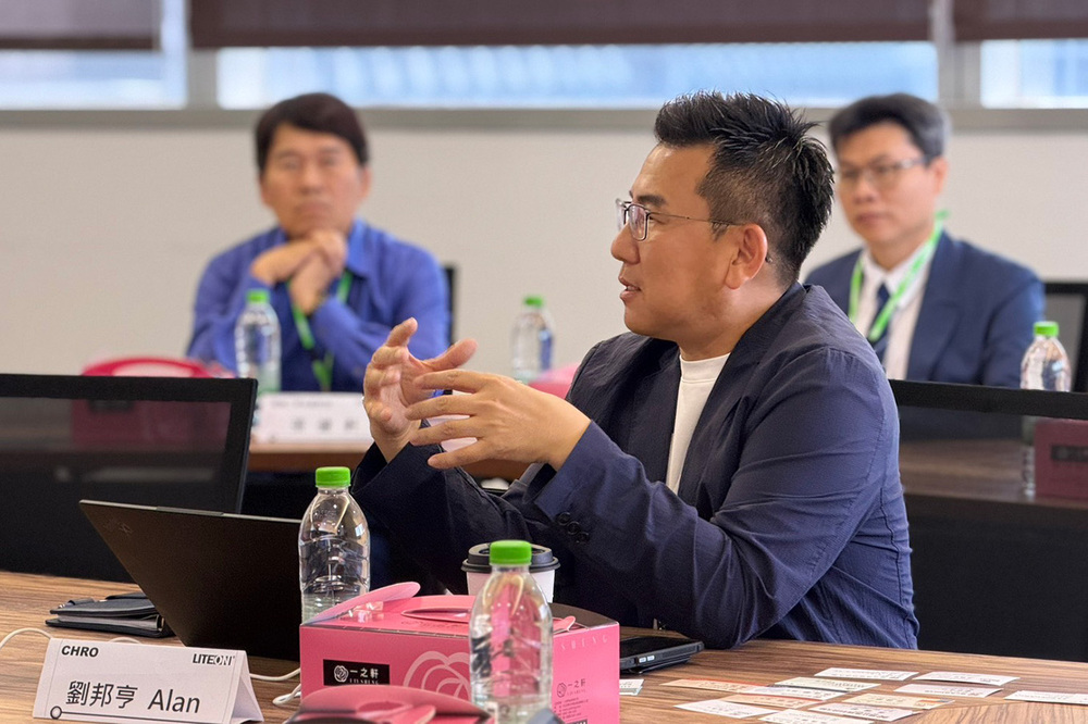 光寶科技人資長劉邦亨於會中分享企業人才需求，與高科大團隊交流產學專班規劃，促進人才培育合作。