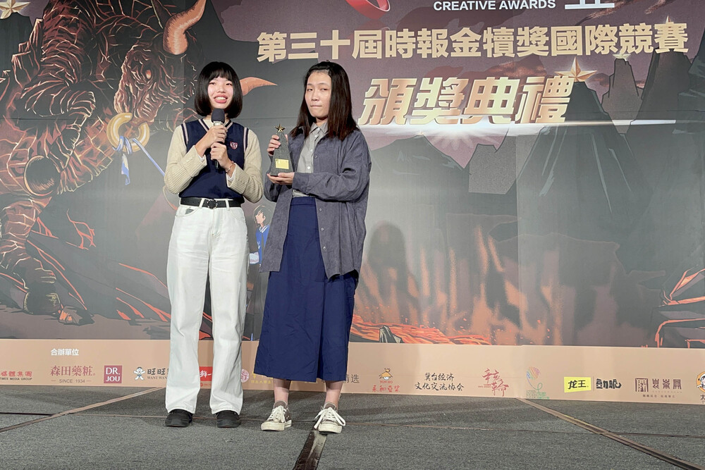 原本畢業於高職商業經營科的劉子瑜與陳亮妤，在文創系學習了兩年的設計技巧，今年摘下平面廣告設計類的金犢獎。