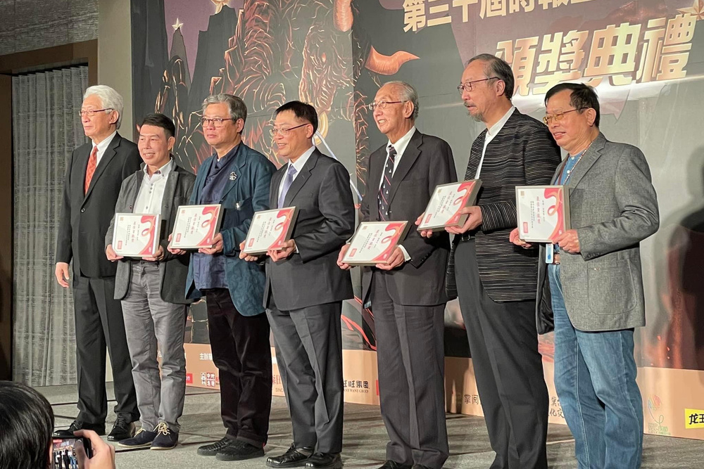 時報金犢獎是創意人的年度盛事，左二高科大文創系教授翟治平獲頒最佳貢獻獎。