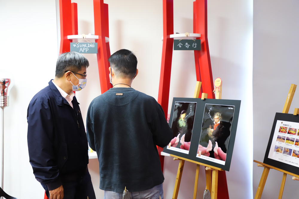 高科大校長楊慶煜特地撥空到文創系欣賞今年競賽作品。上圖為旺旺集團廣告設計獎-產品類金犢獎「喚醒聽力的驚人酥脆！」，組隊學生劉子瑜、陳亮妤，指導老師翟治平。創作理念為：運用貝多芬與梵谷他們在聽力上，有不太能聽到聲音的問題元素來加以發想，但沒想到的是GOT RICE米蝦片的酥脆聲，兩位大師竟然都可以聽見，可見得這米蝦片有多酥脆。