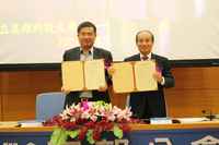 中華科技金融學會理事長王金平(右)與高科大校長楊慶煜(左)締結合作意向書