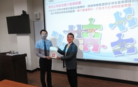 高科大邀請臺灣港務公司郭添貴總經理分享多角化經營策略(左郭添貴總經理、右高科大航技系周建張主任)