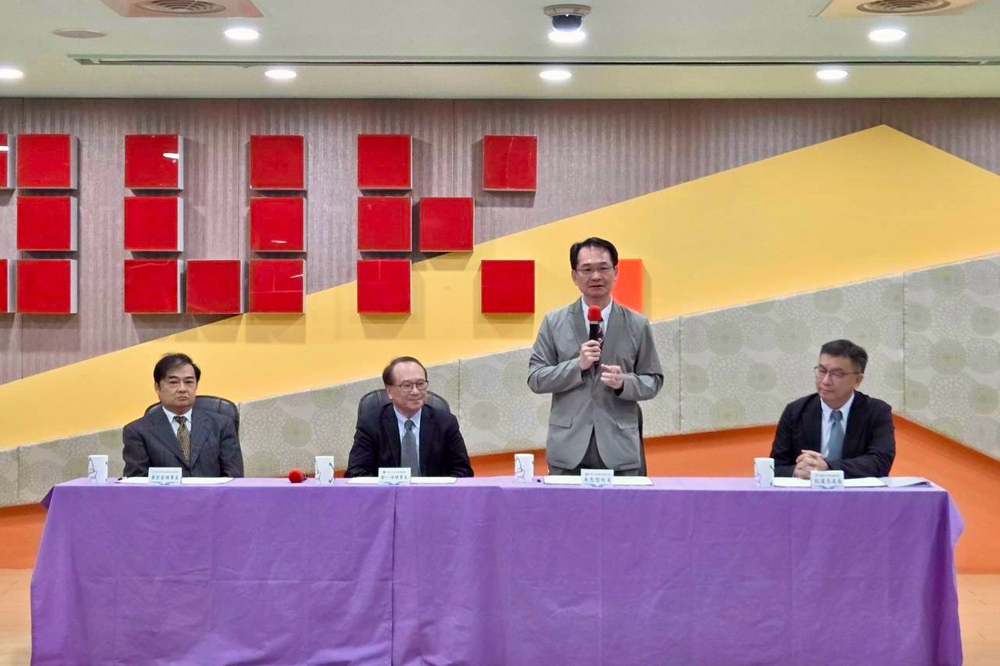 國立高雄科技大學校長吳忠信（右2）於「AI誠信治理合作備忘錄（MOU）」簽署儀式致詞，期盼透過產官學協力，共同推動符合國際標準的AI誠信治理，打造可信任智慧政府。
