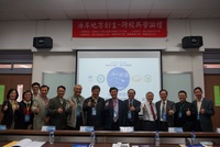 高科大海岸地方創生跨校論壇產官學暨洄游創青共學交流(左四鄭永裕副處長、左七楊慶煜校長、右六郭燿煌教授、右五林國平副署長、右三呂學信教授、右一劉文宏所長)