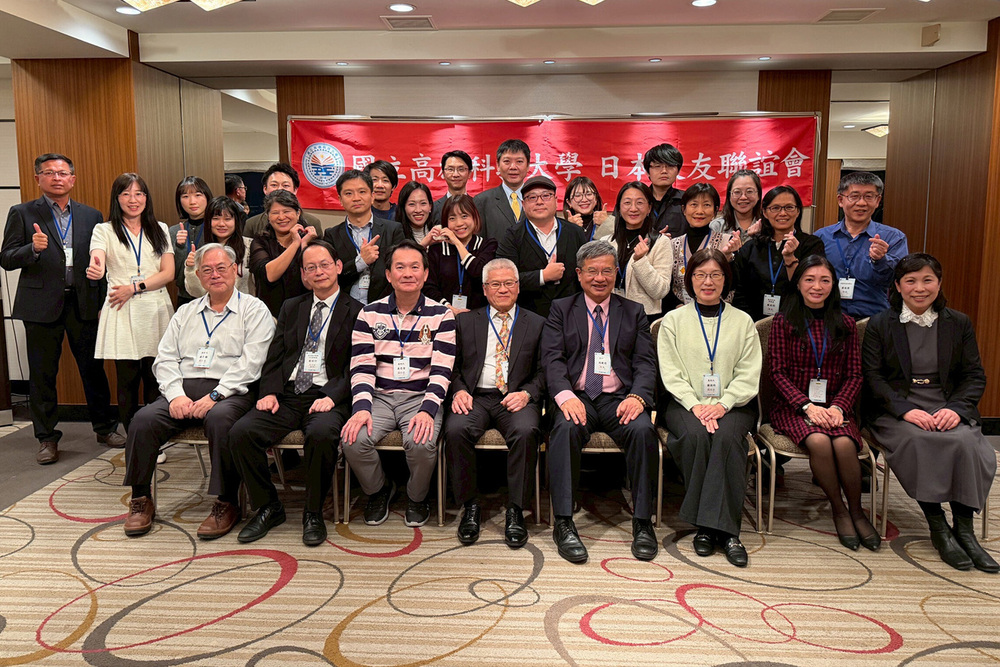 「高科大日本校友聯誼會」由高科大旅日逾51年的水食系老校友黃俊銘(左四)擔任召集人，馮燕華校友(右二)擔任副召集人，未來透過高科大日本校友會的平台，協助校友及學弟妹面對在日學習、實習與就業過程中的各項問題，扮演實質支援的角色。