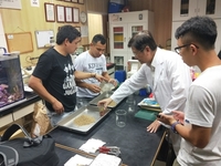 巴拉圭派員來臺取經 高科大發揮養殖技術(右二高科大潘志弘教授)