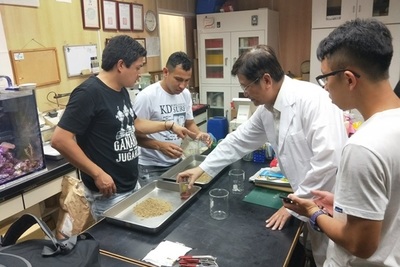 巴拉圭派員來臺取經 高科大發揮養殖技術(右二高科大潘志弘教授)(另開新視窗)