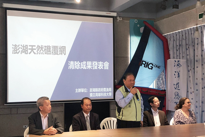 澎湖嵵裡遊客中心未來將展示漁具廢棄物藝術創作(中澎湖縣陳光復縣長、右二高科大劉文宏所長)(另開新視窗)