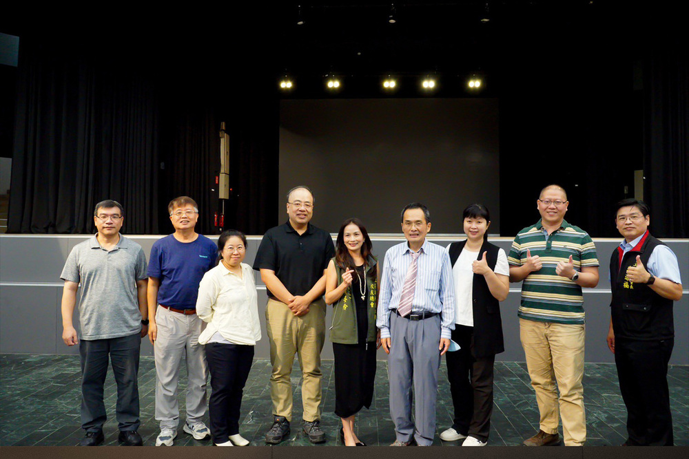 照片左起，資工系黃淵科老師、資工系林聯發老師、資工系鐘文鈺老師、資工系張道行老師、現任系友會長葉姿伶、資工系張雲龍主任、資工系陳洳瑾老師、資工系陳俊豪老師、系友會前會長李進福，九人在資工系20週年慶祝大會合影，老師們上台領取績優教師感謝狀之前的合影。