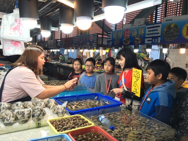 高科大帶領學童魚市場初體驗 漁獲挑選小專家親自選購海鮮