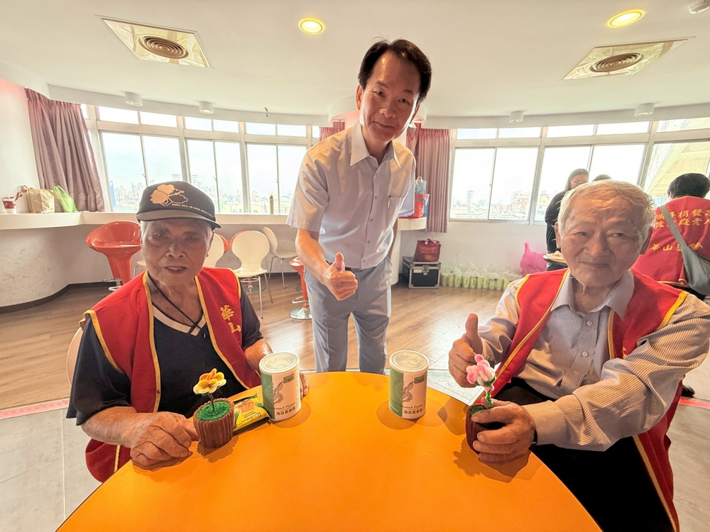 高科大副校長吳忠信代表出席華山基金會三民天使站「建站19週年感恩茶會暨百歲人瑞慶生」活動，致贈由高科大水產食品科學系研發的肉鬆禮盒，逐桌致贈給華山長輩並熱情交流互動，與長輩們一同慶生、分享喜悅，場面溫馨感人。
