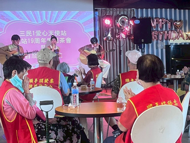 高科大民謠吉他社以〈蚵仔麵線〉與〈心花開〉兩首曲目開場，為感恩茶會拉開溫馨序幕，現場氣氛輕鬆愉快，洋溢青春活力與暖心情感。