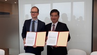於CIP台灣總部簽署合約(左一CIP台灣區計畫執行長侯奕愷、右一楊慶煜校長)