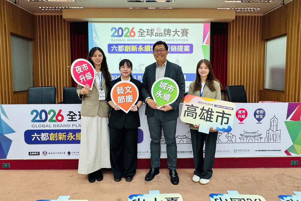觀光系何秉燦老師帶領「麻雀變鳳凰．鳳生水起」團隊以「鳳山驛．城市記憶體驗中心」為構想，串聯鳳山文化、智慧觀光與地方創生。