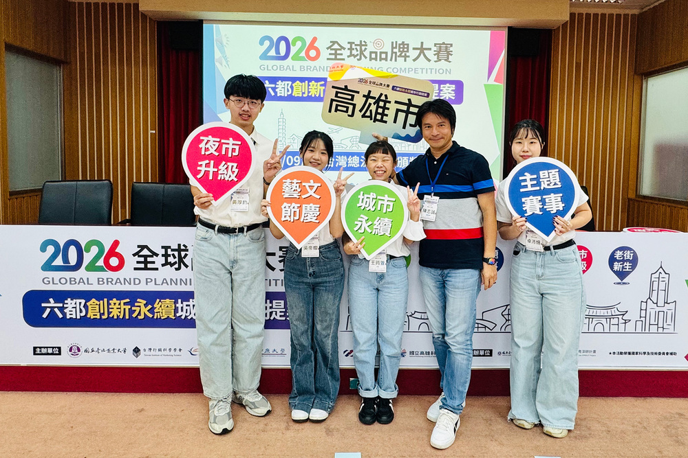 行銷系陳志誠帶領「4+1=5」團隊關注鳳山車站「空中鳳城」閒置場館，提出「城市客廳」構想。