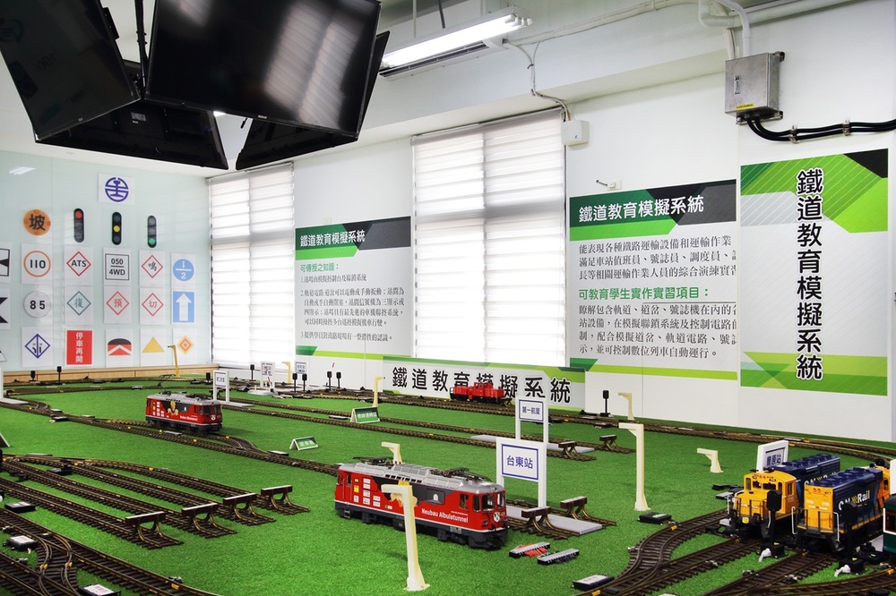 高科大鐵道技術中心結合教學、研究與產業需求，透過模擬系統與實務訓練，培育國內軌道運輸產業專業人才。