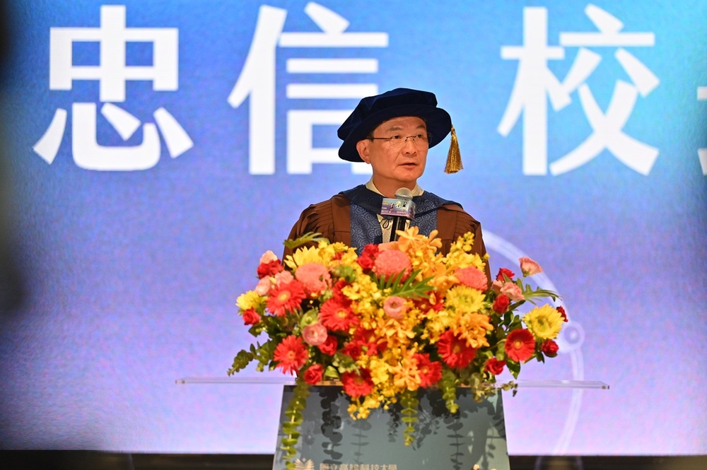 高科大校長吳忠信勉勵畢業生保持學習熱情與成長動能，在快速變遷的時代中勇敢迎接挑戰，成為兼具專業能力與人文關懷的人才。