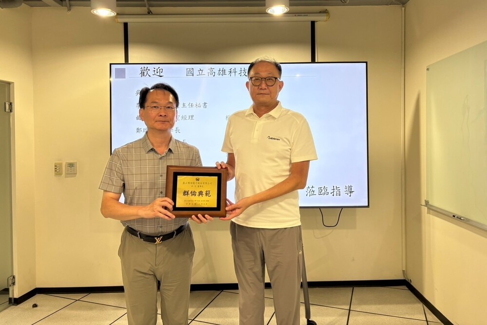 高科大校長吳忠信（左）致贈紀念伴手禮予傑出盈正豫順電子股份有限公司許文校友（右），感謝其長年支持母校教育、人才培育及校務發展。