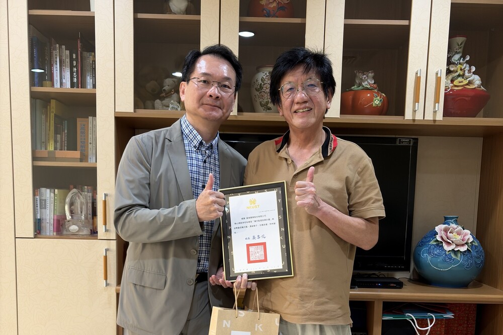 高科大校長吳忠信（左）致贈紀念伴手禮予城偉實業張建華校友（右），感謝其長期支持高科大辦學及人才培育。